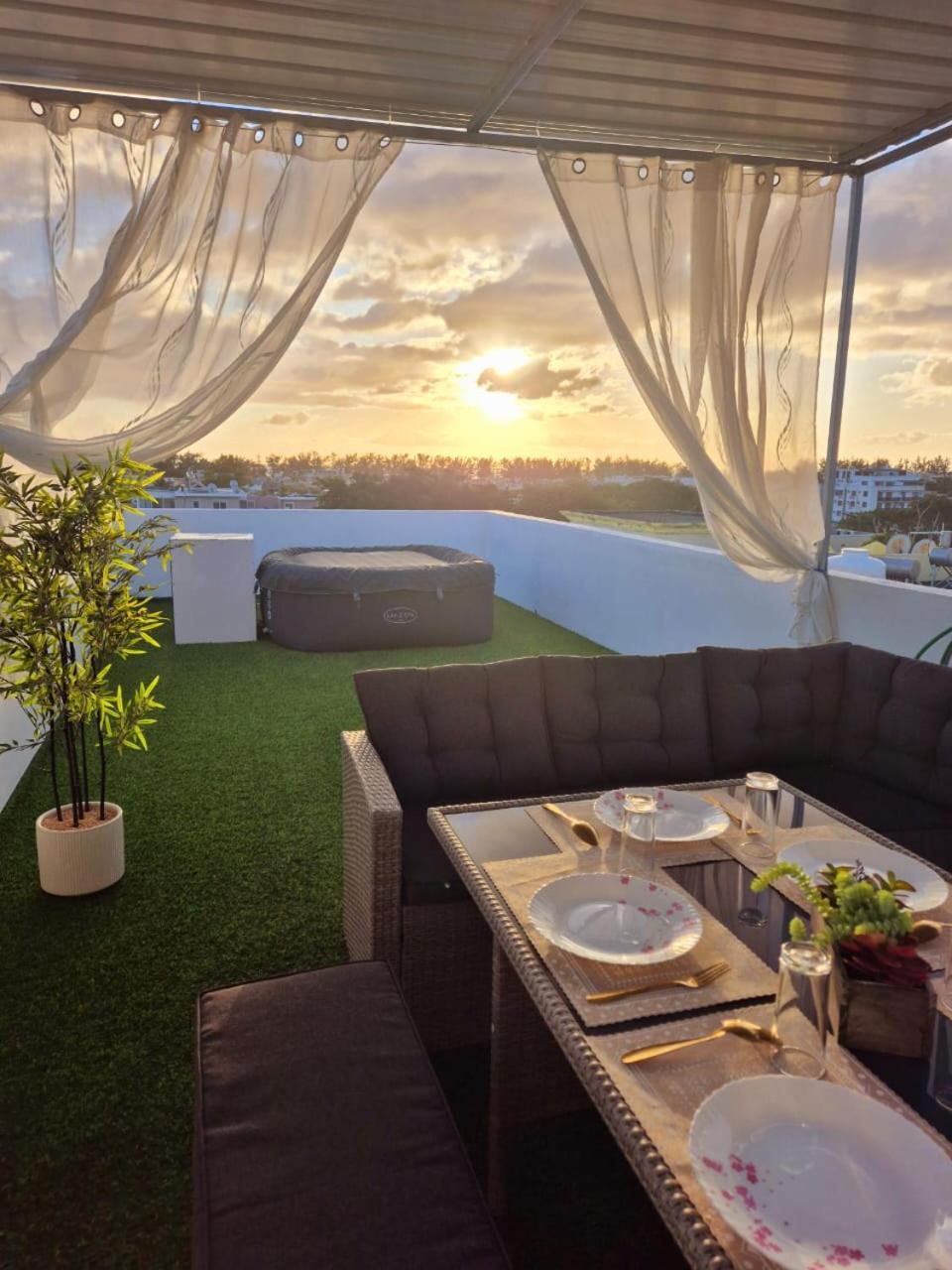 Skyview Apartment- Rooftop Penthouse With Sunset & Sea Views Flic-en-Flacq المظهر الخارجي الصورة