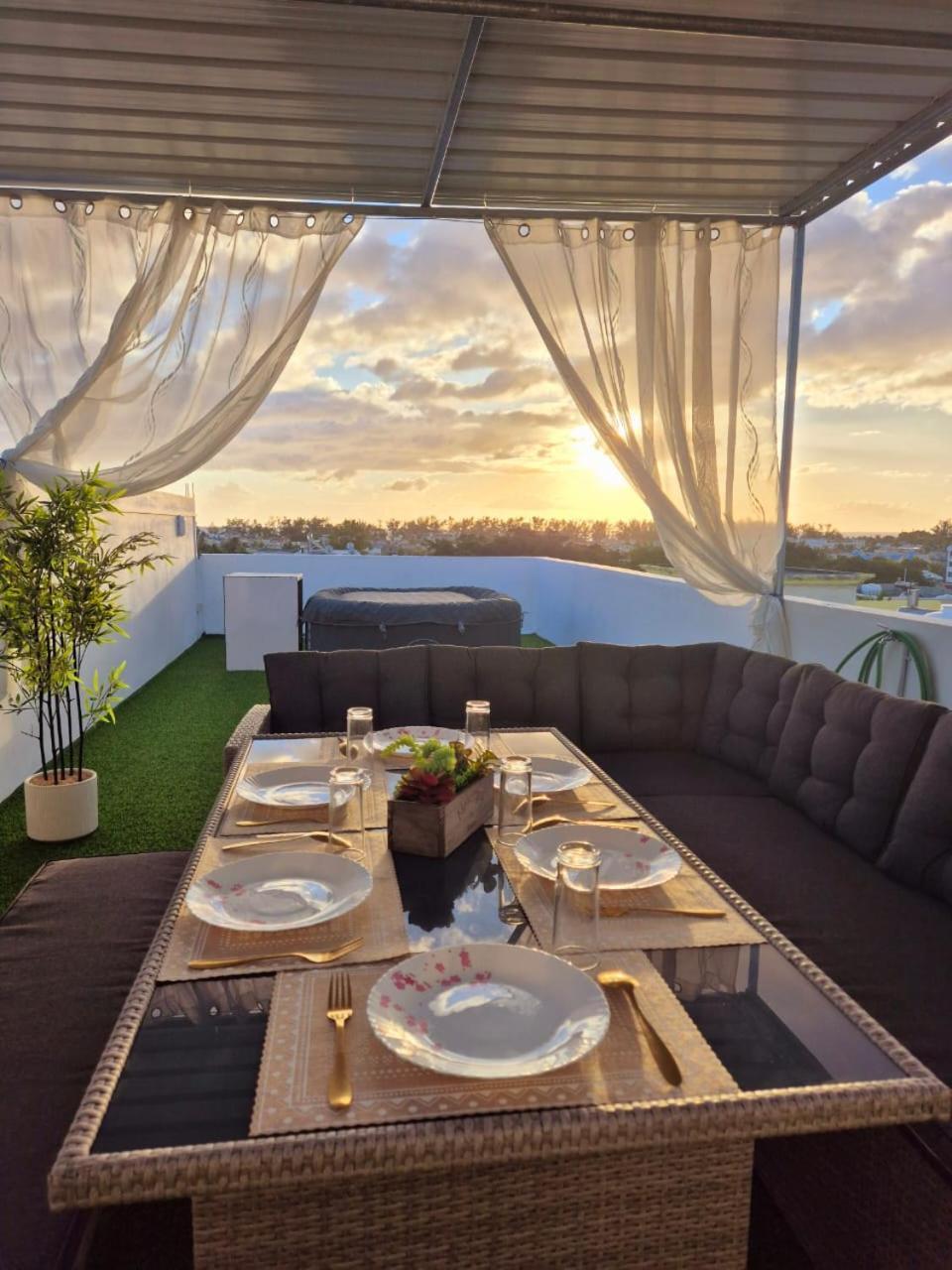 Skyview Apartment- Rooftop Penthouse With Sunset & Sea Views Flic-en-Flacq المظهر الخارجي الصورة