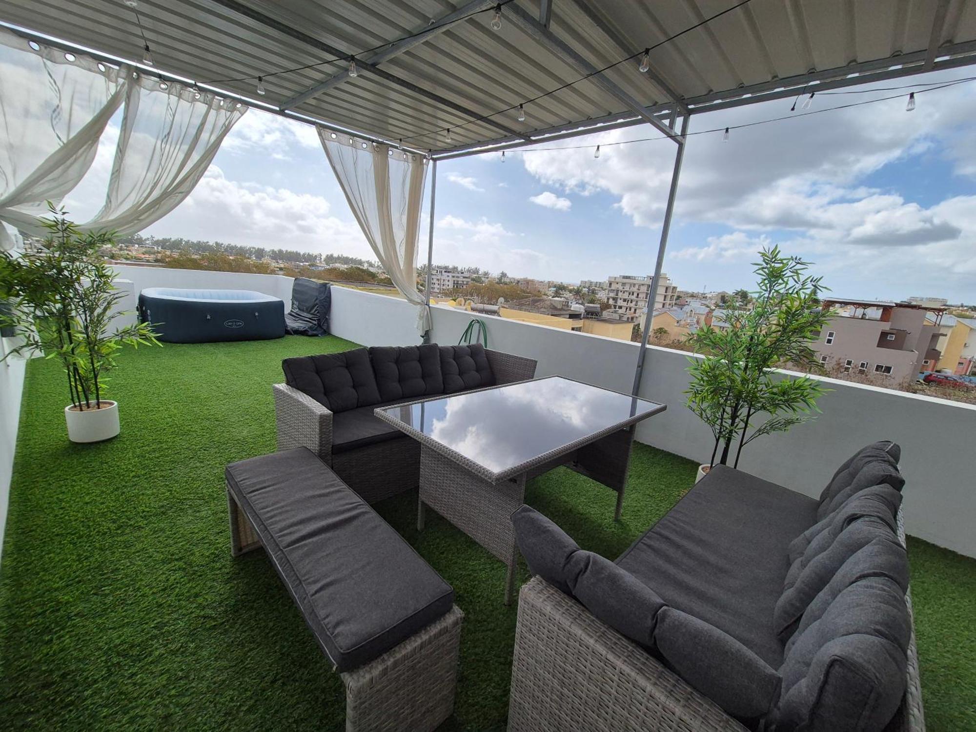 Skyview Apartment- Rooftop Penthouse With Sunset & Sea Views Flic-en-Flacq المظهر الخارجي الصورة